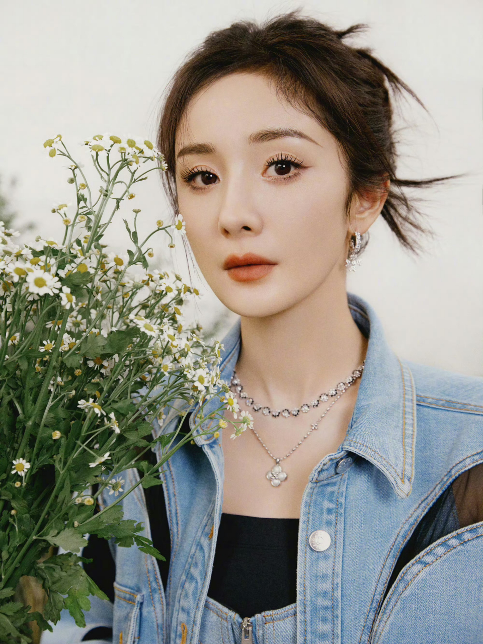 杨幂的新图,鼻孔很出戏,精修的有点儿过.