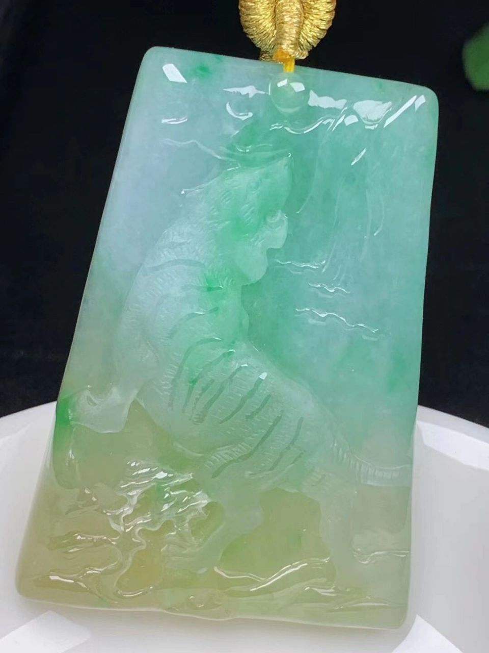 此翡翠虎牌,就是采用中西结合的审美,运用中国传 统深浮雕的雕刻技艺