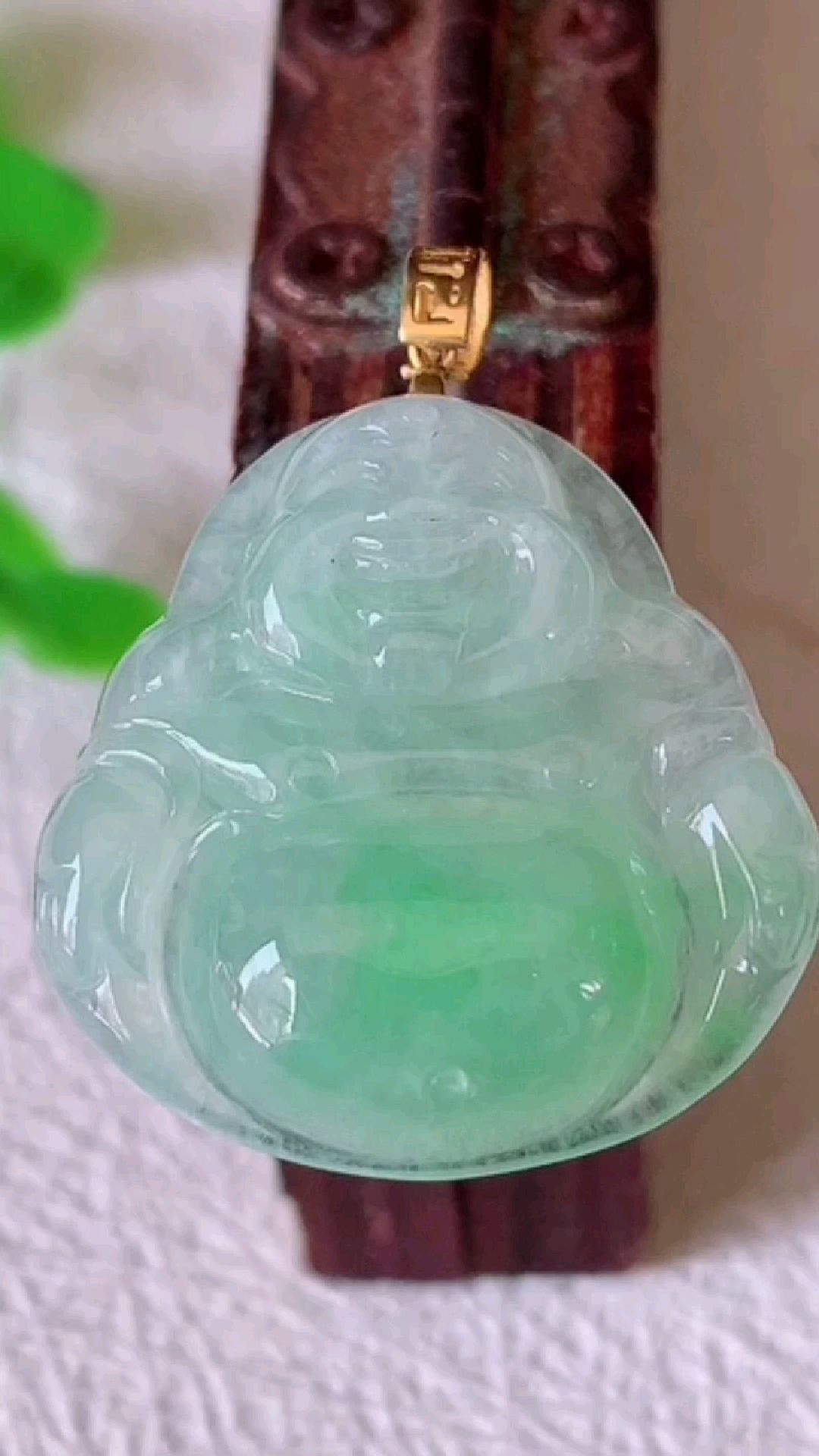 自然光实拍18k金镶嵌冰飘绿佛公吊坠,佩戴效果时尚出众,尽显气质,玉质