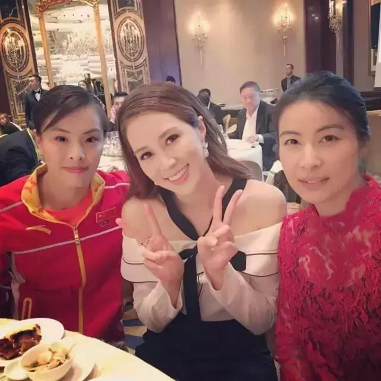 郭晶晶与徐子淇同框,两人都是豪门阔太,一个清新脱俗,一个妩媚风情