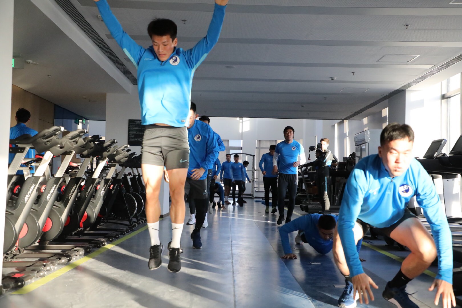 大连人冬训开练,赵旭日郑龙在列,2将续约留队,三"新援"亮相