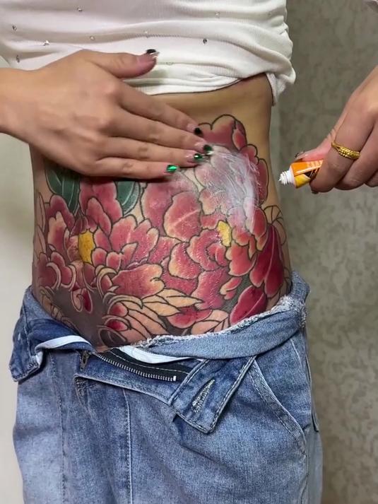 为了遮盖妊娠纹,肚子上都纹满了