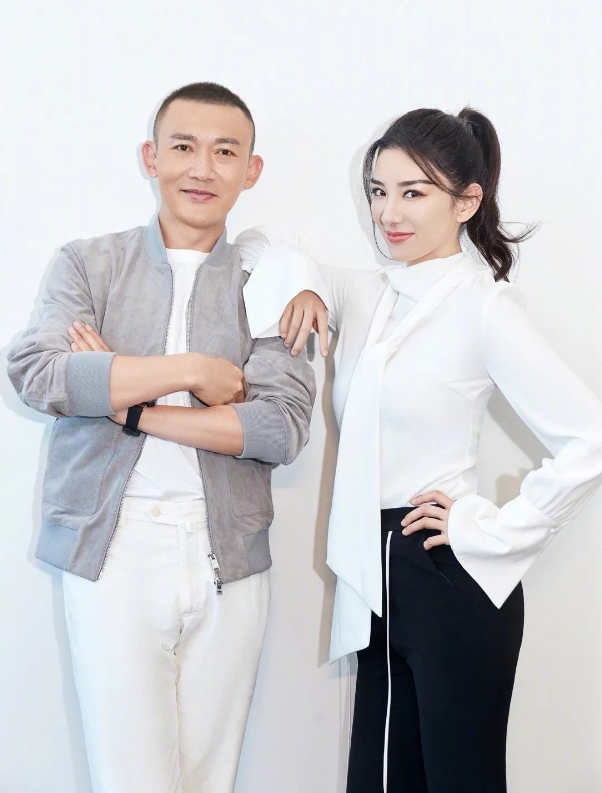 黄奕带团队雨夜露营,皮肤紧致变网红脸,和富豪男友崔伟没下文