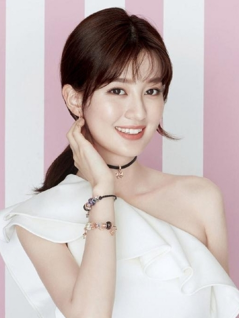 女演员是乔欣也是备受大家喜欢,,她的表演技巧精湛,优雅容貌,特别积极