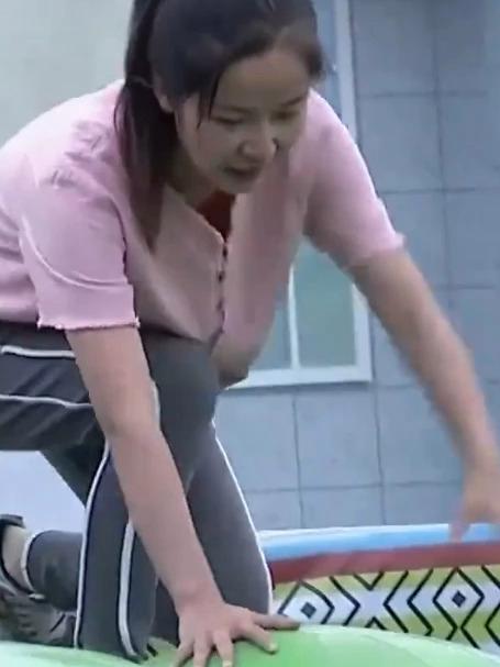 美女记者闯关,粉嫩衣服大领口,下秒弯腰怕球走光看呆观众!