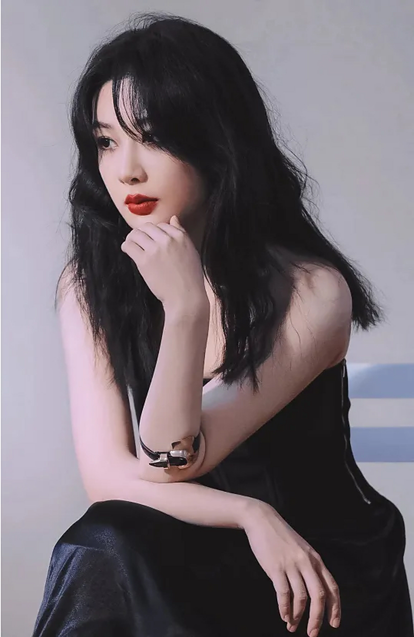 杨紫披头散发加口红的唇太有魅力了