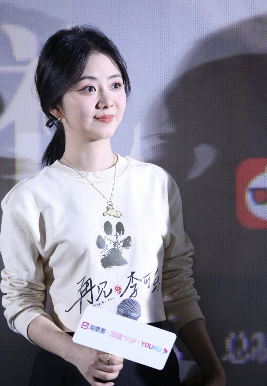 百度秋冬打卡挑战赛#  谭松韵电影首映礼生图,她圆脸大眼睛,皮肤蘸妹