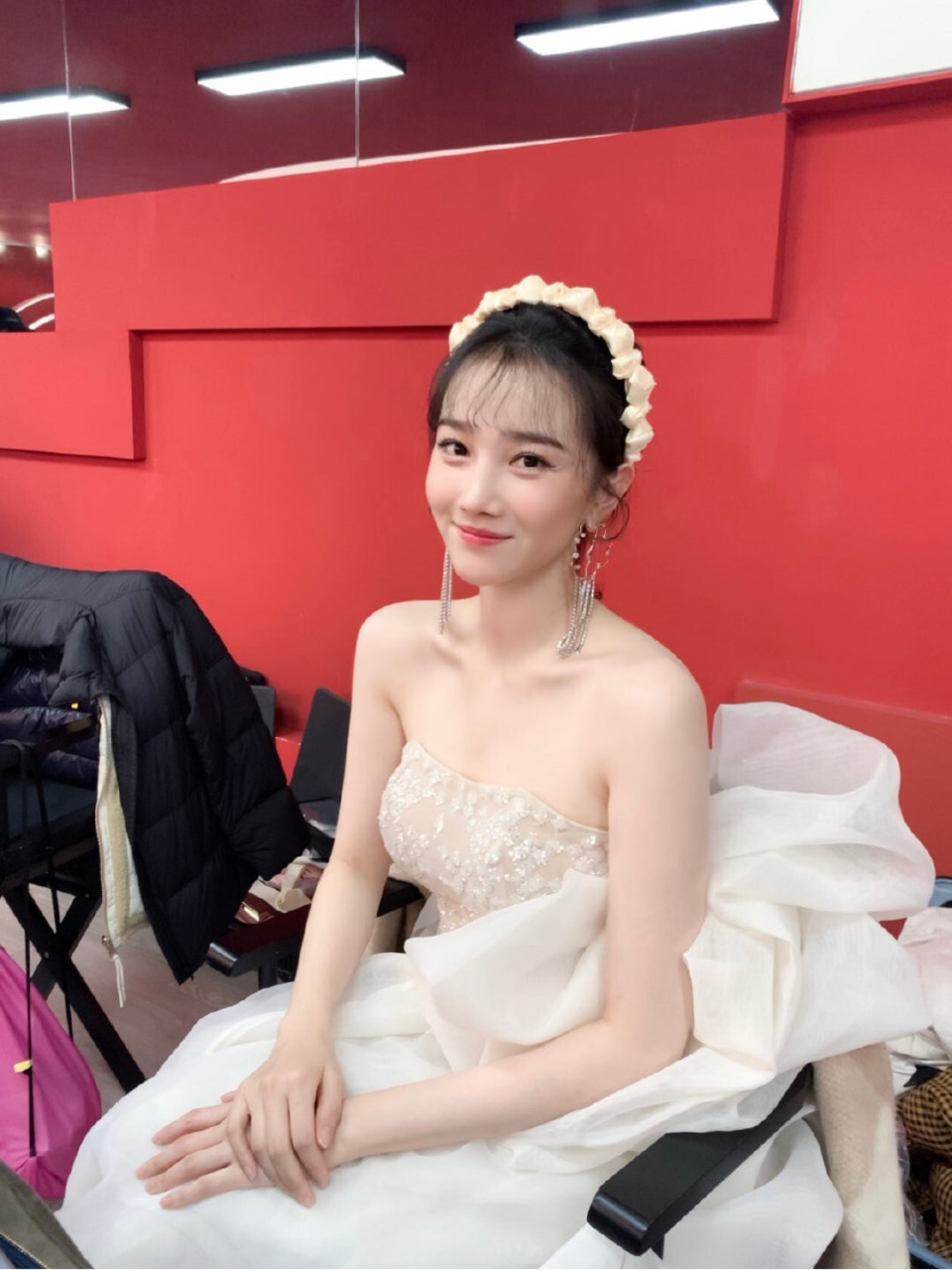 陈小纭气质甜美温柔 穿着一袭白色的抹胸礼服,华丽浪漫,精致时髦又有