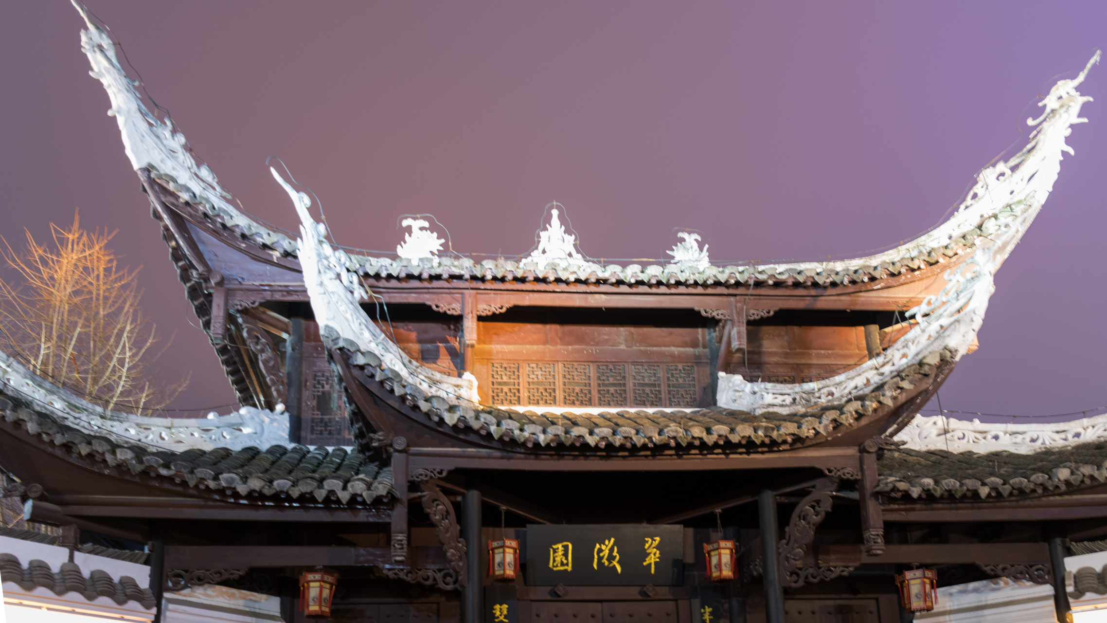 翠微园是一组古建筑群,位于贵阳市,它与城南甲秀楼相毗邻,占地4000多