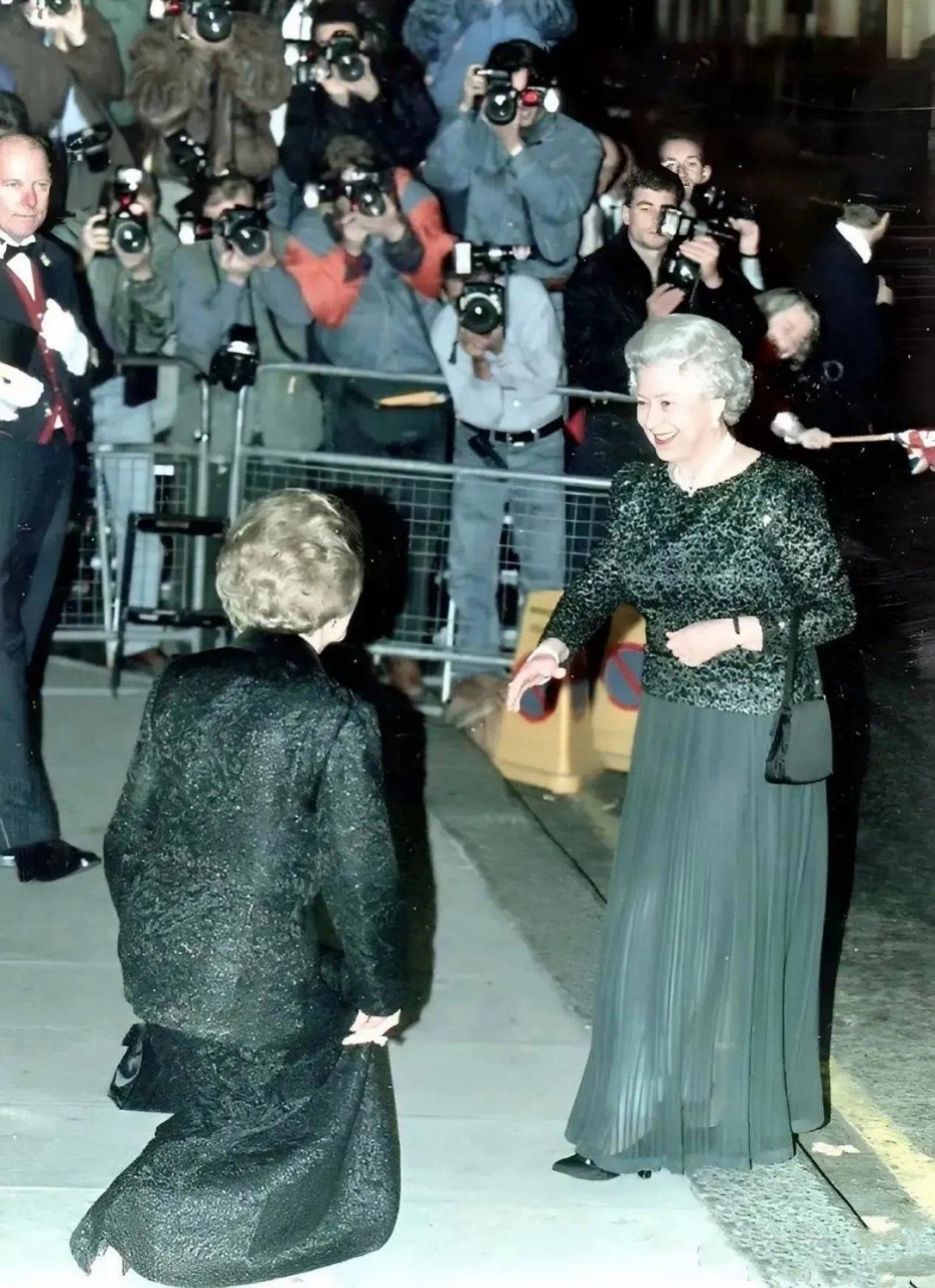 撒切尔夫人向伊丽莎白女王行屈膝礼