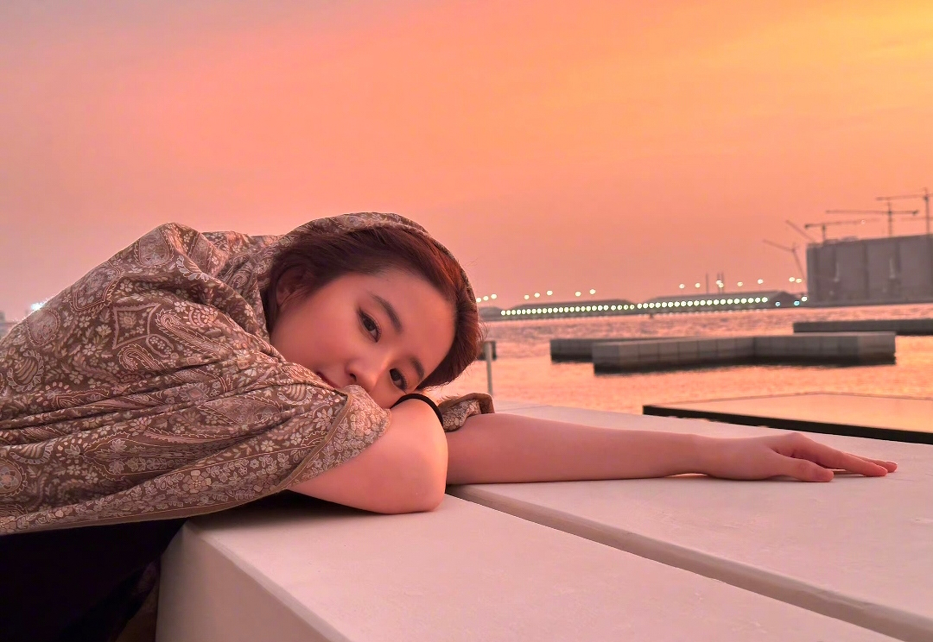 刘亦菲出国旅游照,生动演绎了什么叫披块花布都美得让人惊心动魄.