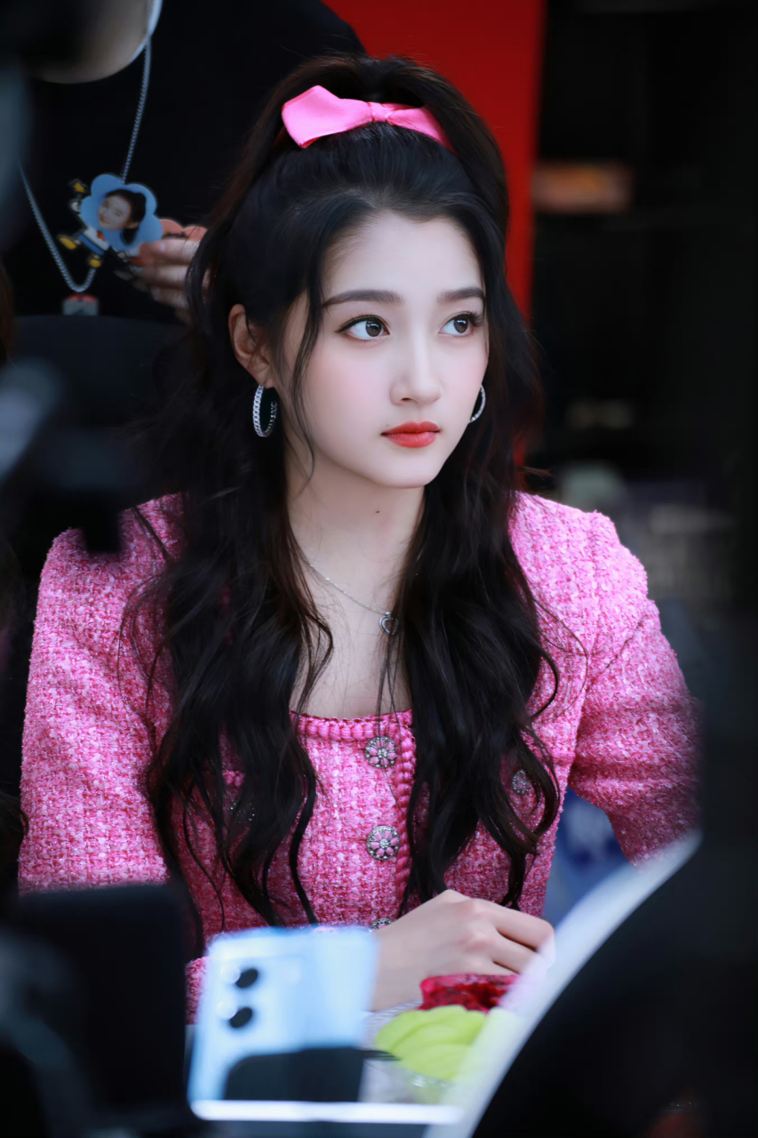 关晓彤粉色蝴蝶结# 关晓彤粉色蝴蝶结77粉色针织连衣裙,晓彤真的好