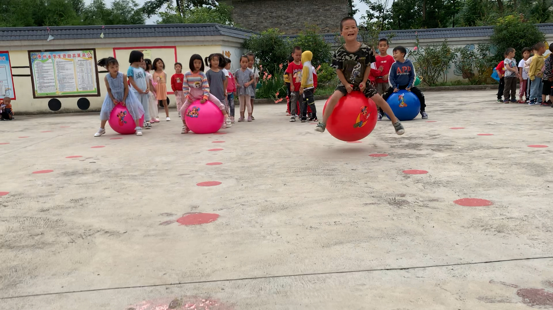 快乐的跳跳球,在游戏中锻炼体能,这才是孩子们该有的童年