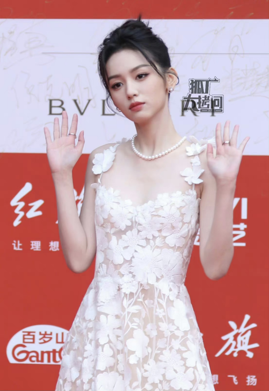 周也红毯图 这位姐是心情不好吗 一脸冷淡