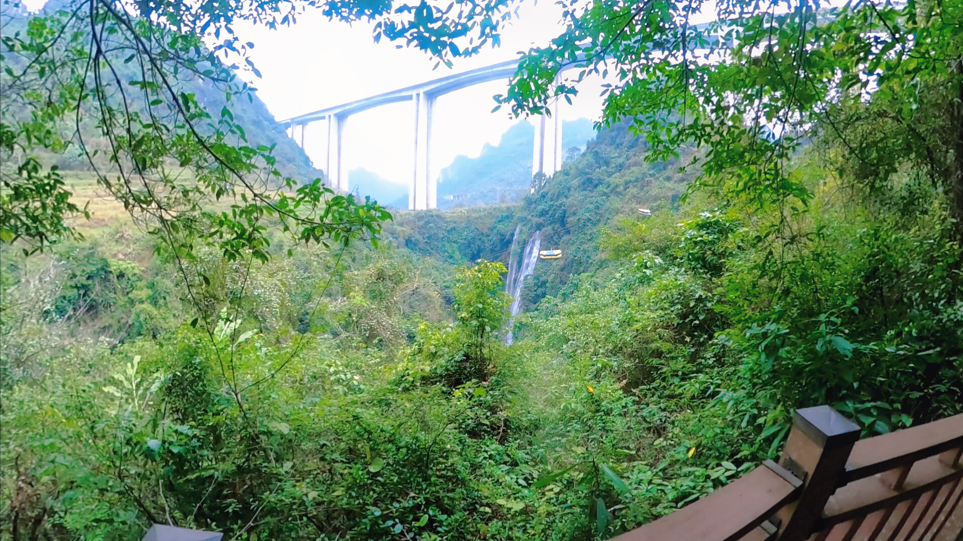 靖西市古龙山大峡谷景区,是一个集瀑布,溶洞,暗河的神奇大峡谷