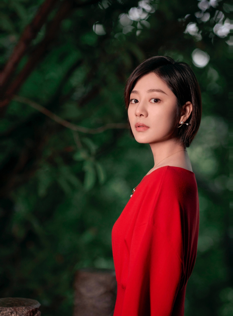 王真儿太漂了,身穿一袭红裙,加上干练的短发,让她看起来干净又利落!