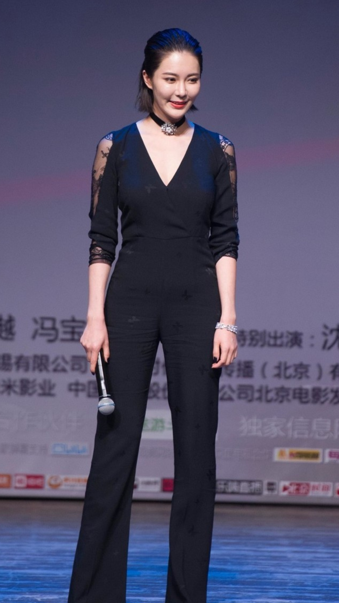 晶女郎胡然唯美写真,这颜值气质美极了,你感觉如何