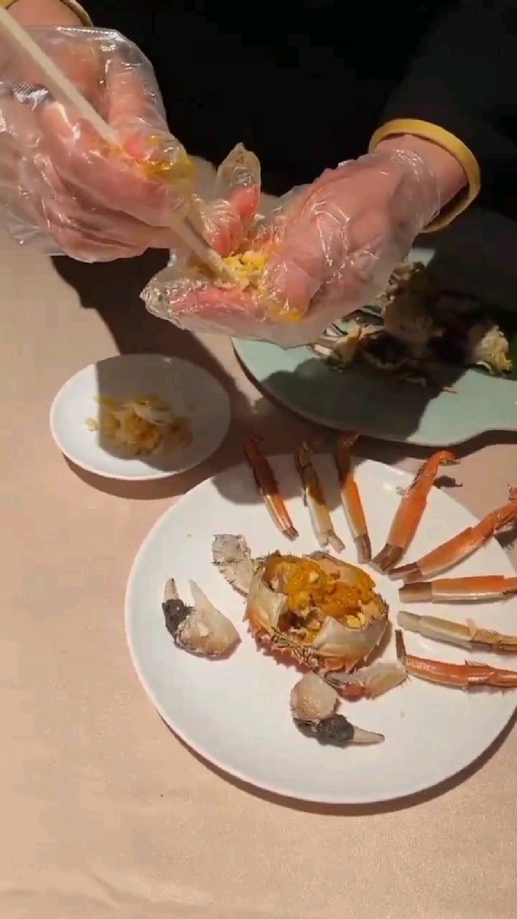 美女拆螃蟹的手法怎么样?