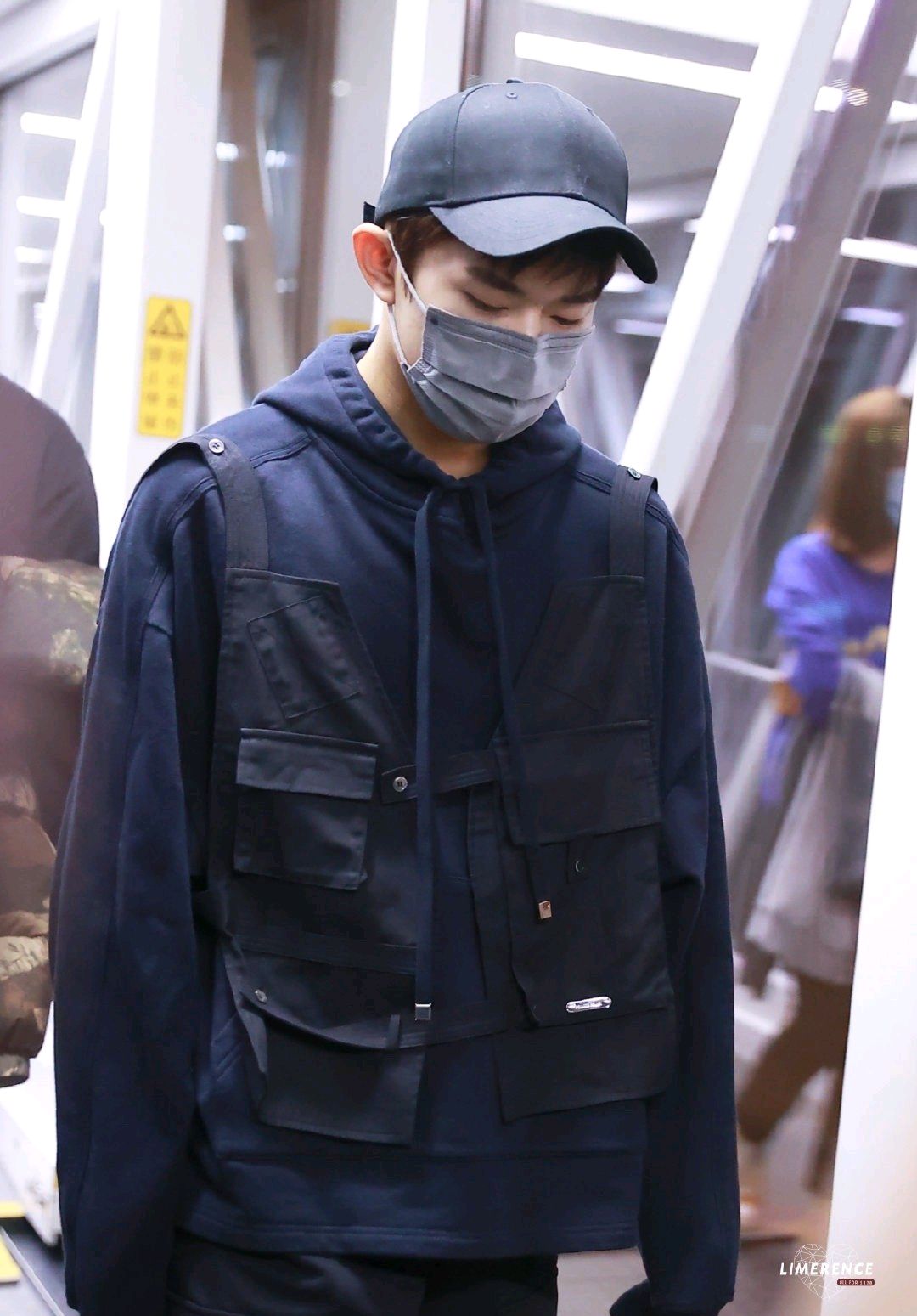 易烊千玺身着绑带背心黑色卫衣,层次感十足,帅气满满