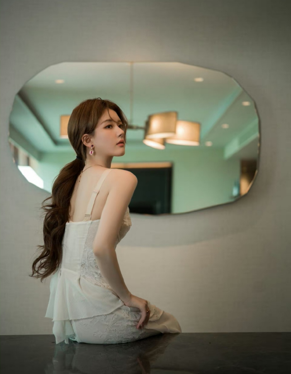 甜美迷人,风姿绰约的#赵露思# 身穿白色蕾丝吊带裙,白皙细嫩的肩颈线