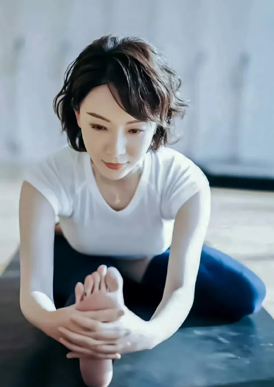 被陈数的这一组瑜伽照惊艳到了 怪不得身材那么好,原来悄悄在练瑜伽呢