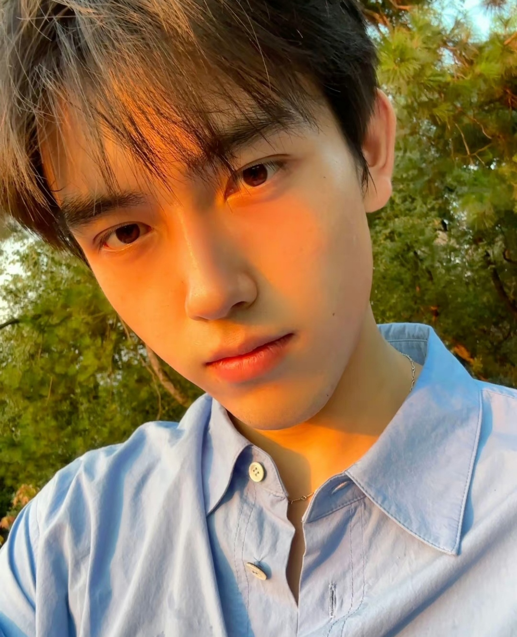 陈飞宇发挥颜值优势,晒出多张自拍照展示帅气一面,小说男主走进现实的