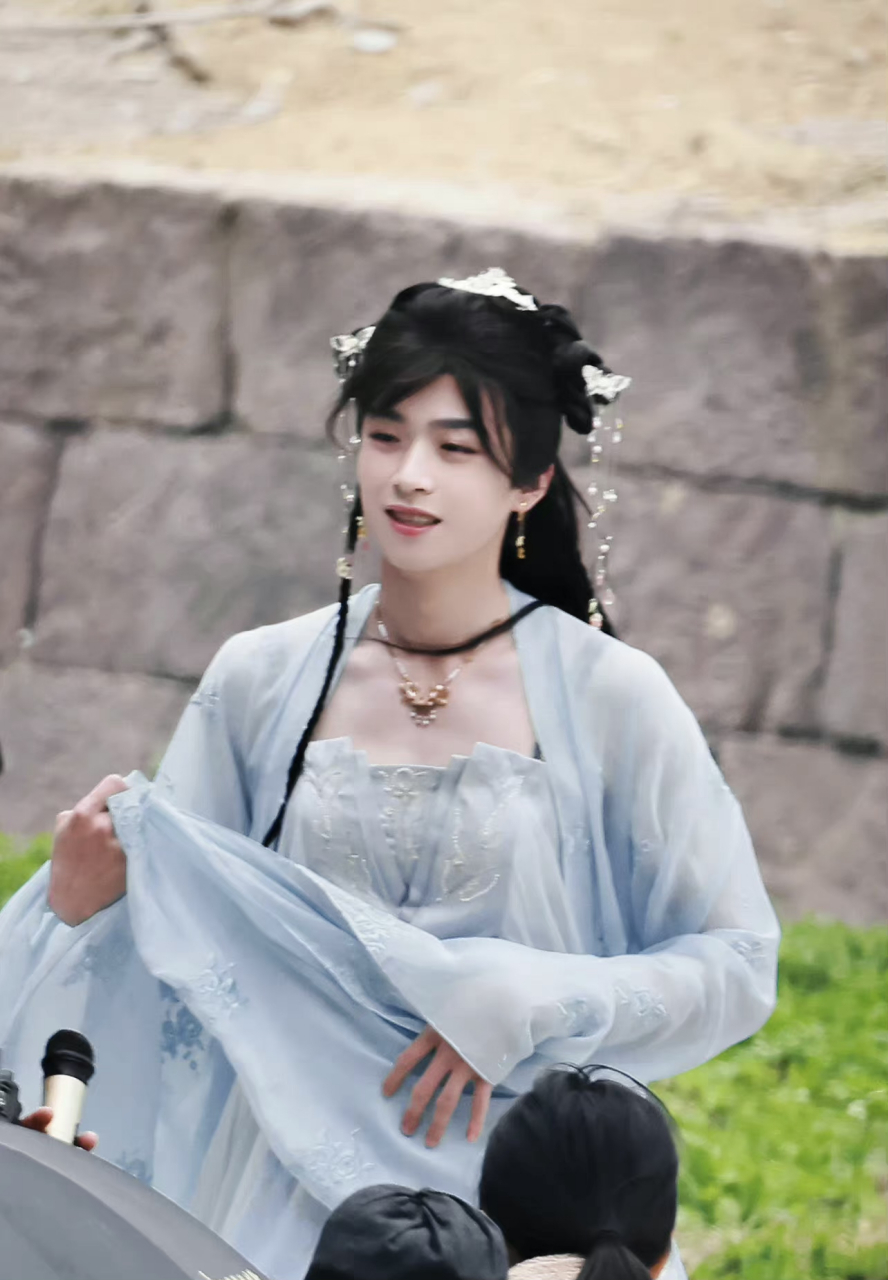 前段时间播出的《星落凝成糖》就有男扮女装的桥段,陈星旭等人看着就