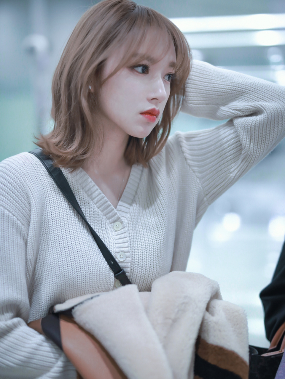 程潇的短发造型好清爽呀 短发造型温婉俏皮,加上亚麻灰的发色,衬托得