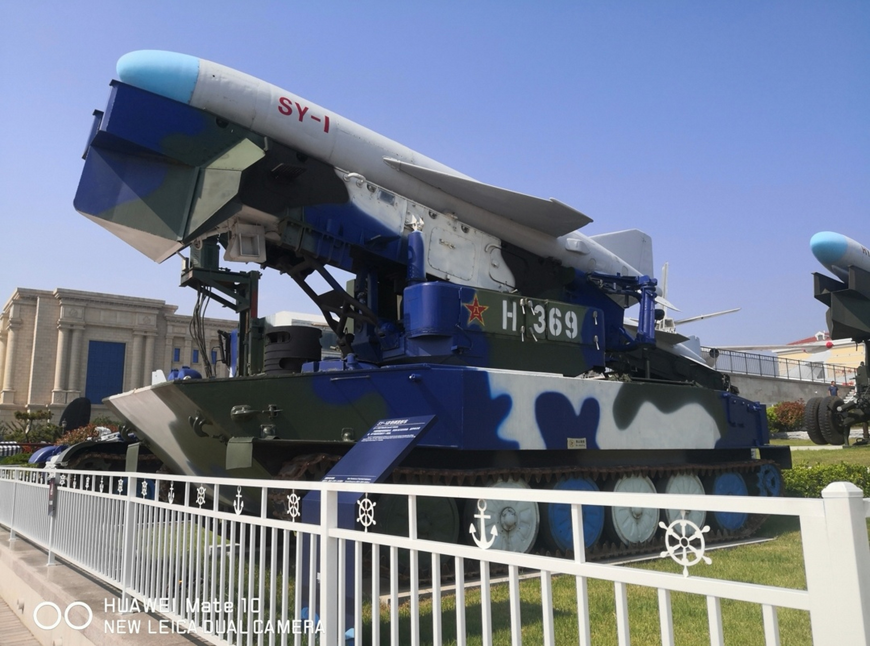 sy-1改导弹发射车,采用63式坦克底盘,越野机动性强,最高速度可达55