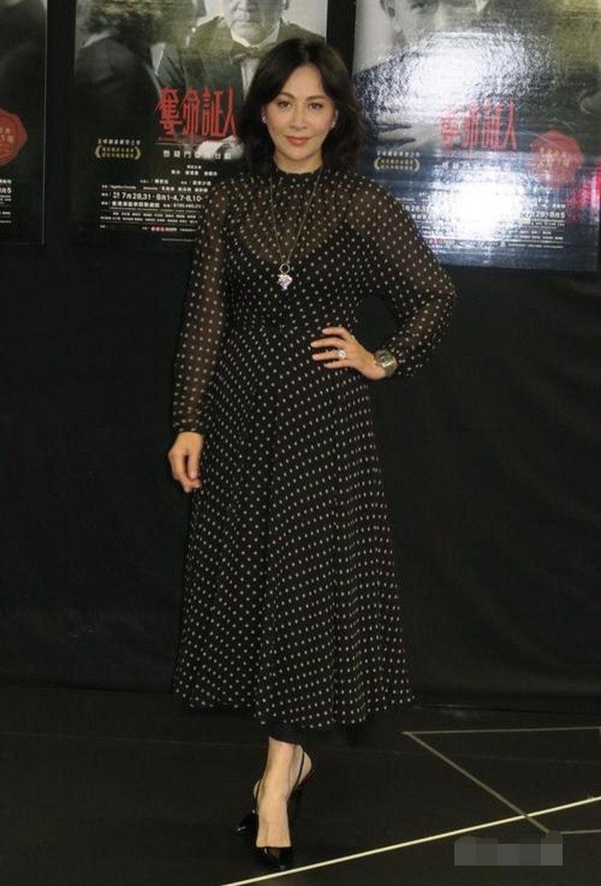 看了刘嘉玲的造型才知道,小波点连衣裙也能穿的这么优雅有女人味!