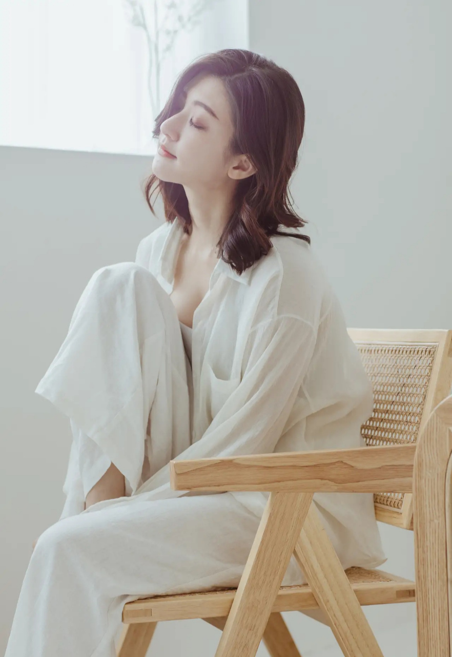 林逸欣在社交平台分享了一组照片.