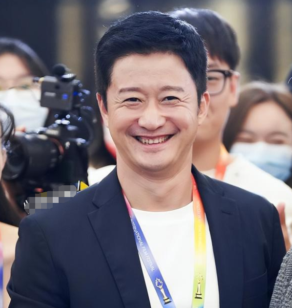 吴京出席北影节,陌生女子意图挽他手臂,甩手微笑尴尬拒绝
