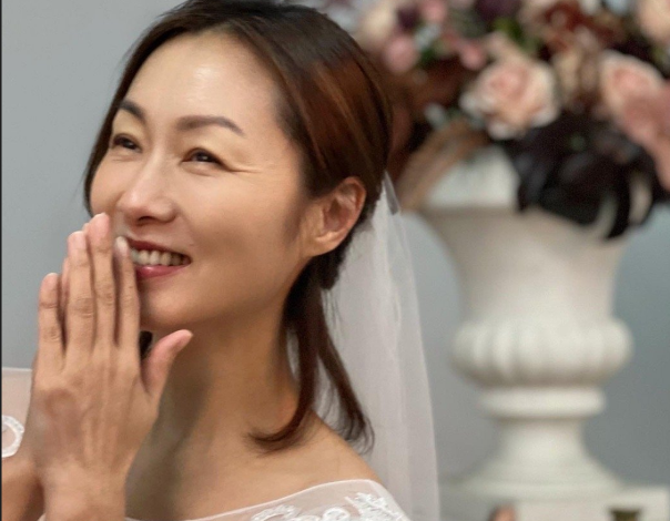 51岁郑家榆晒婚纱照官宣结婚,曾经苦恋孙耀威,分手后很心碎