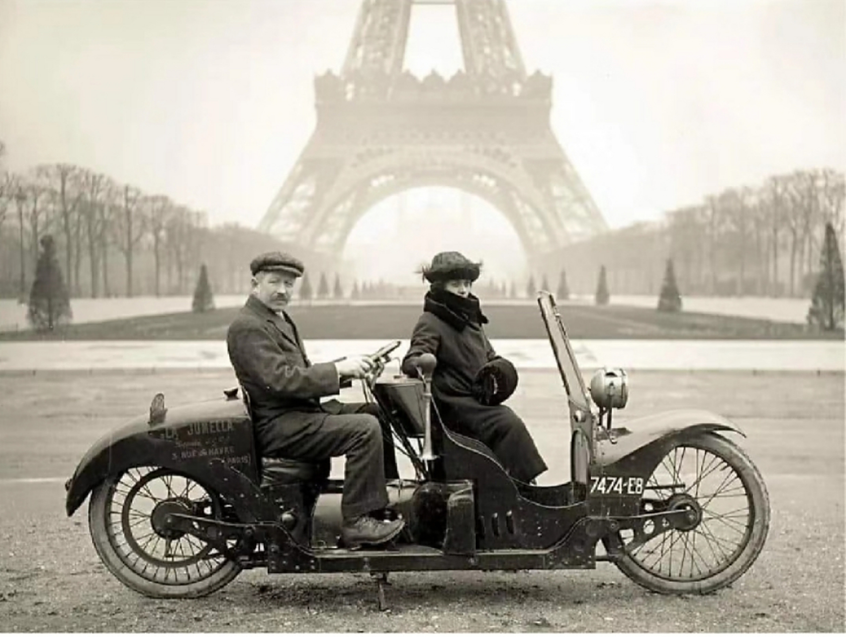 1922年,法国巴黎埃菲尔铁塔附近,一个骑着双排摩托车的夫妻,不得不说