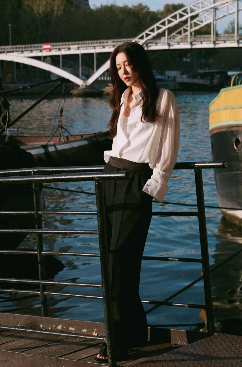 曾黎 曾黎白衬衫黑长裤造型, 沐浴在巴黎的阳光下, 蓝天绿树湖水都很