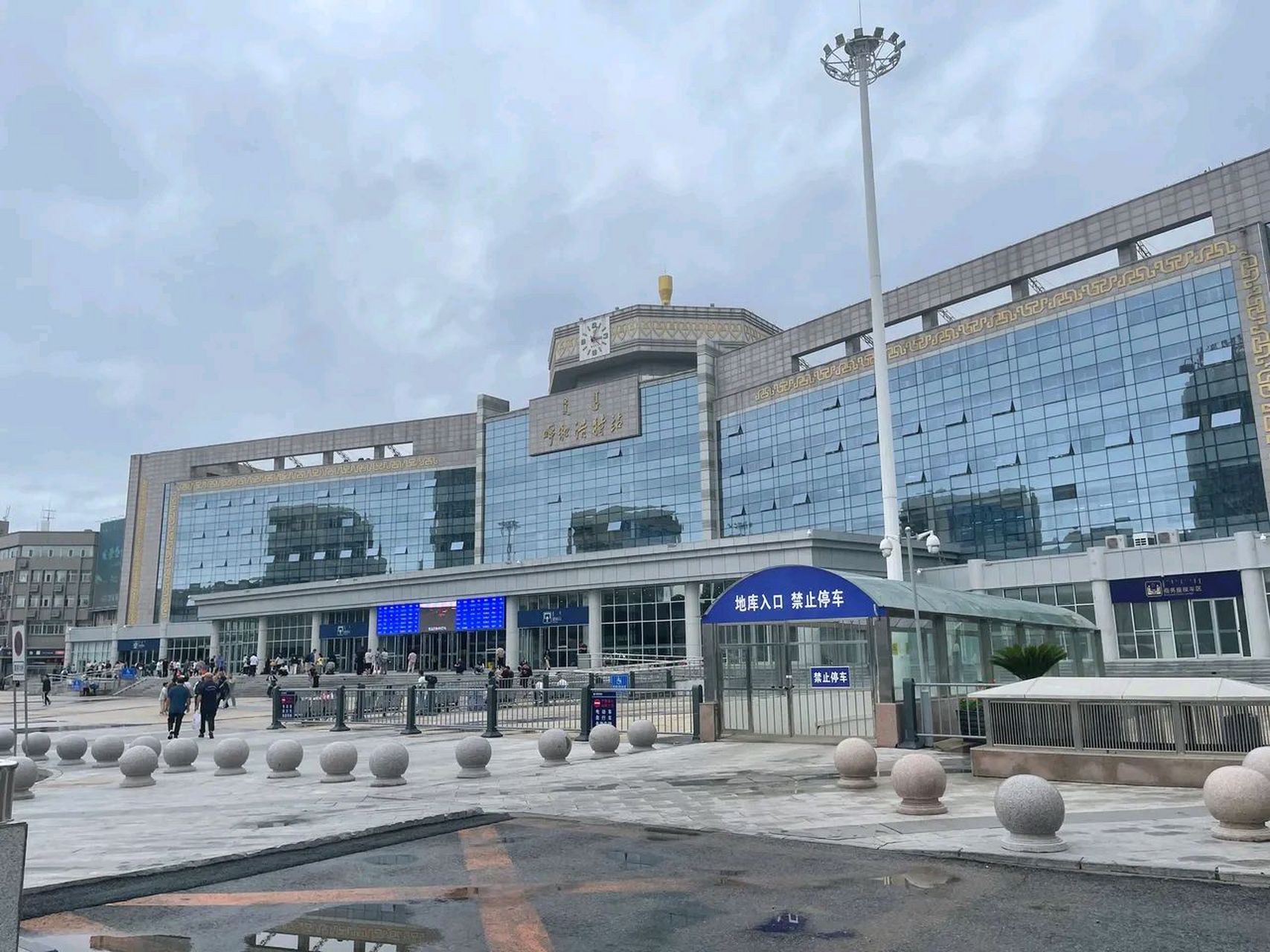 呼市火车站"二道门"拆除了  火车"呼和浩特站"二道门存在很久了,记忆