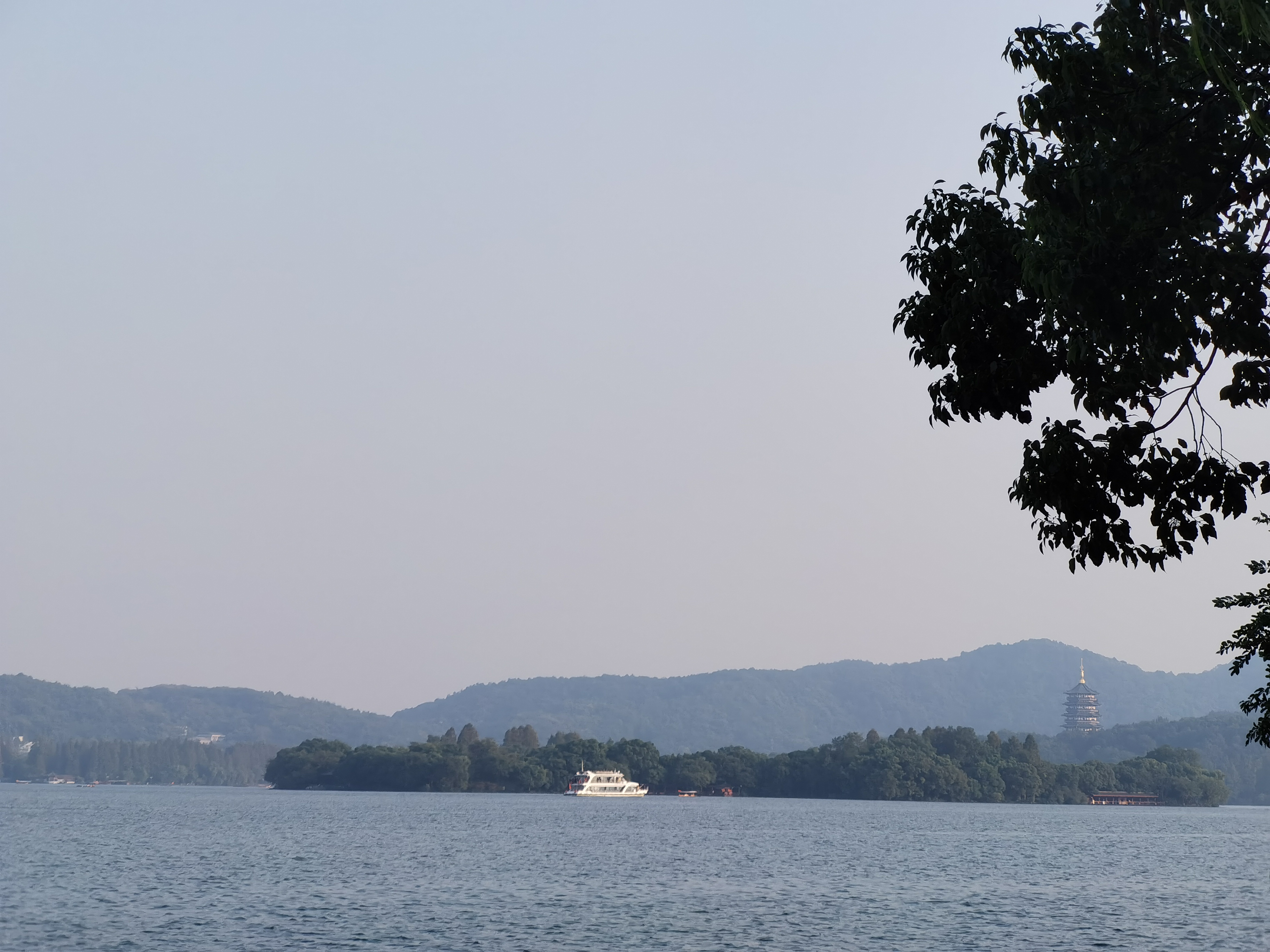 上有天堂下有苏杭,杭州西湖一角苏堤!