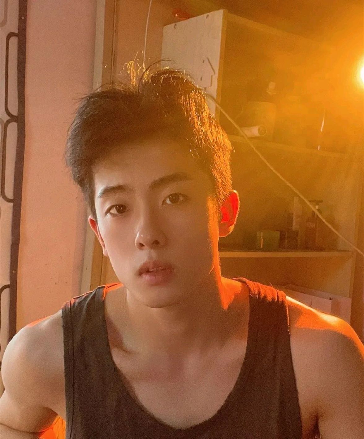 四川文化艺术学院的00后薄肌少年,也太可爱了!