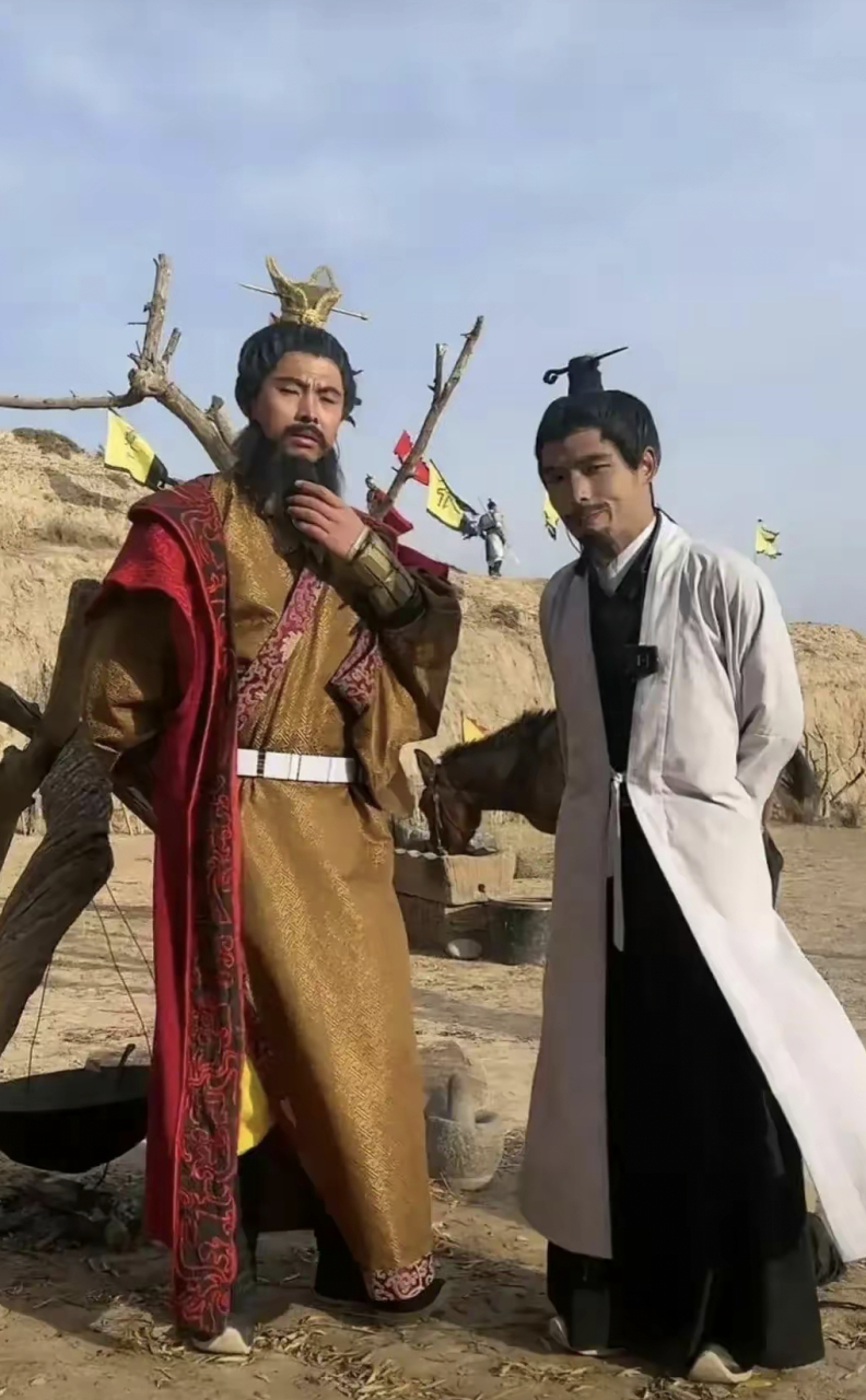 广西一位小伙觉得自己矮矬富,与历史上的曹操相吻合,每天凌晨4点,鸡鸣