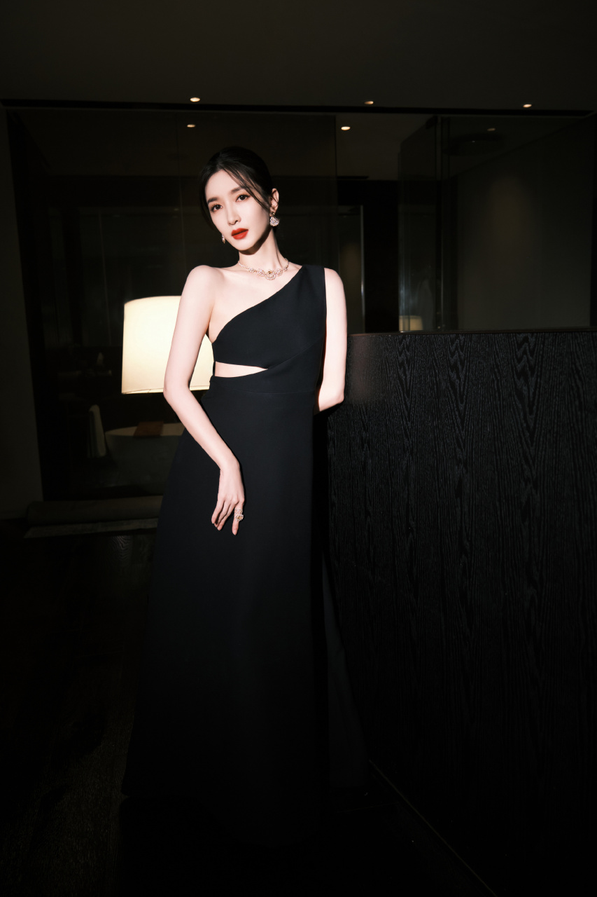 心随星动# 江疏影一袭黑色长裙,简约利落,勾勒出好身材!