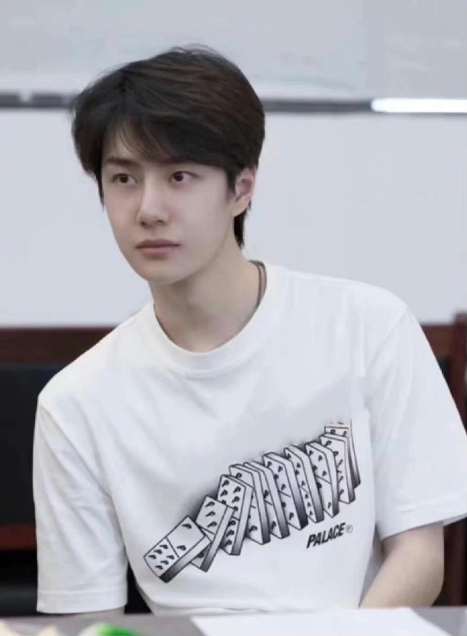 奶博身上的少年感好强啊,感觉他真的是十项全能,唱歌跳舞长的还帅,就