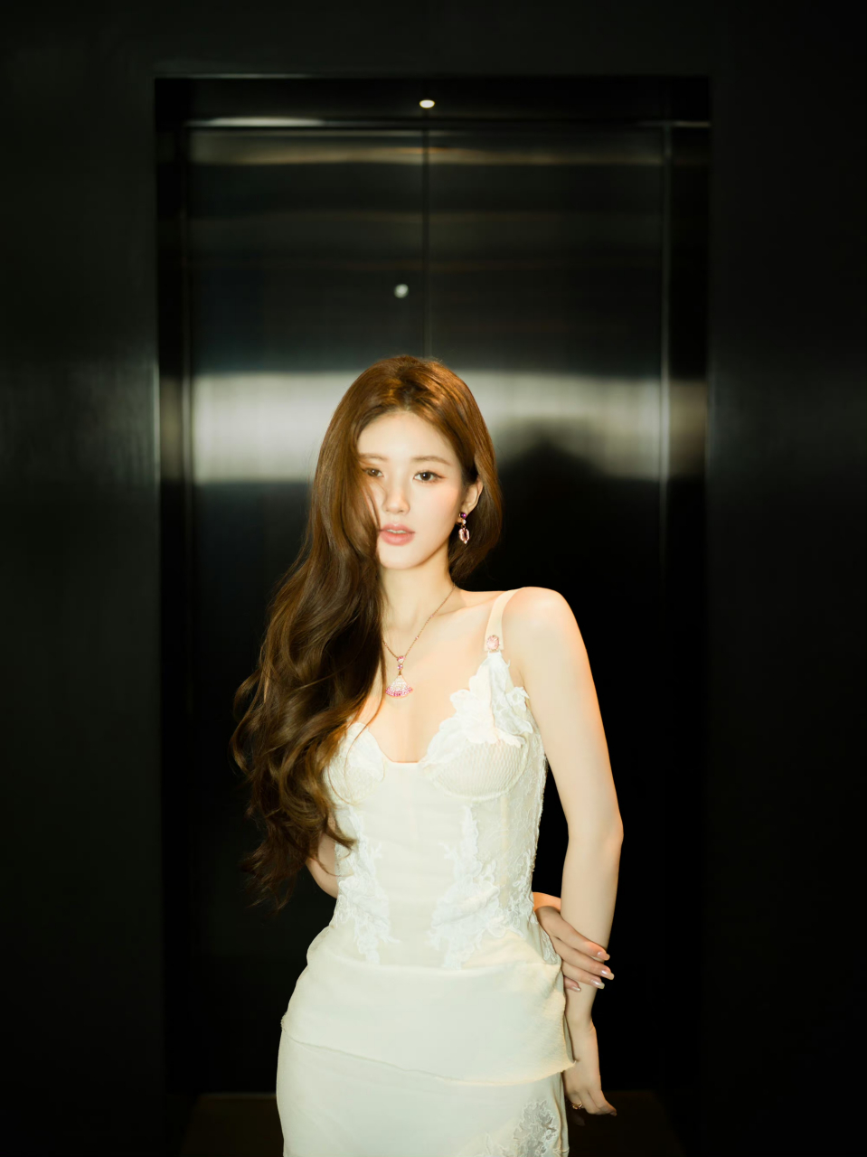 赵露思蕾丝白纱裙# 赵露思蕾丝白纱裙造型,温婉美丽,露思真的好美 