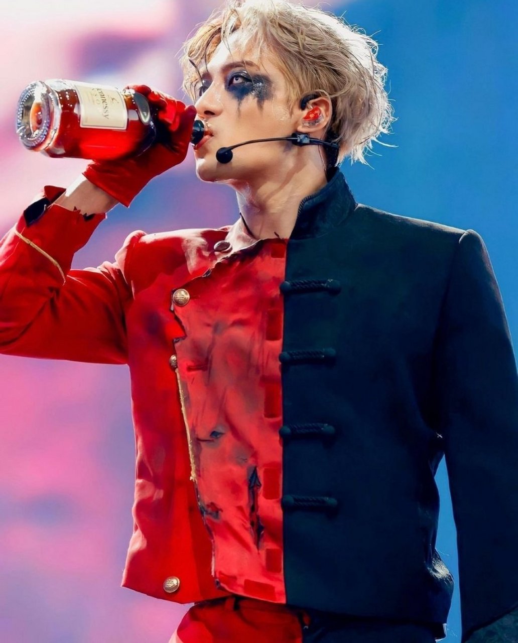 王嘉尔二登科切拉,穿唐装的样子实在太帅了!#我们都爱聊八卦