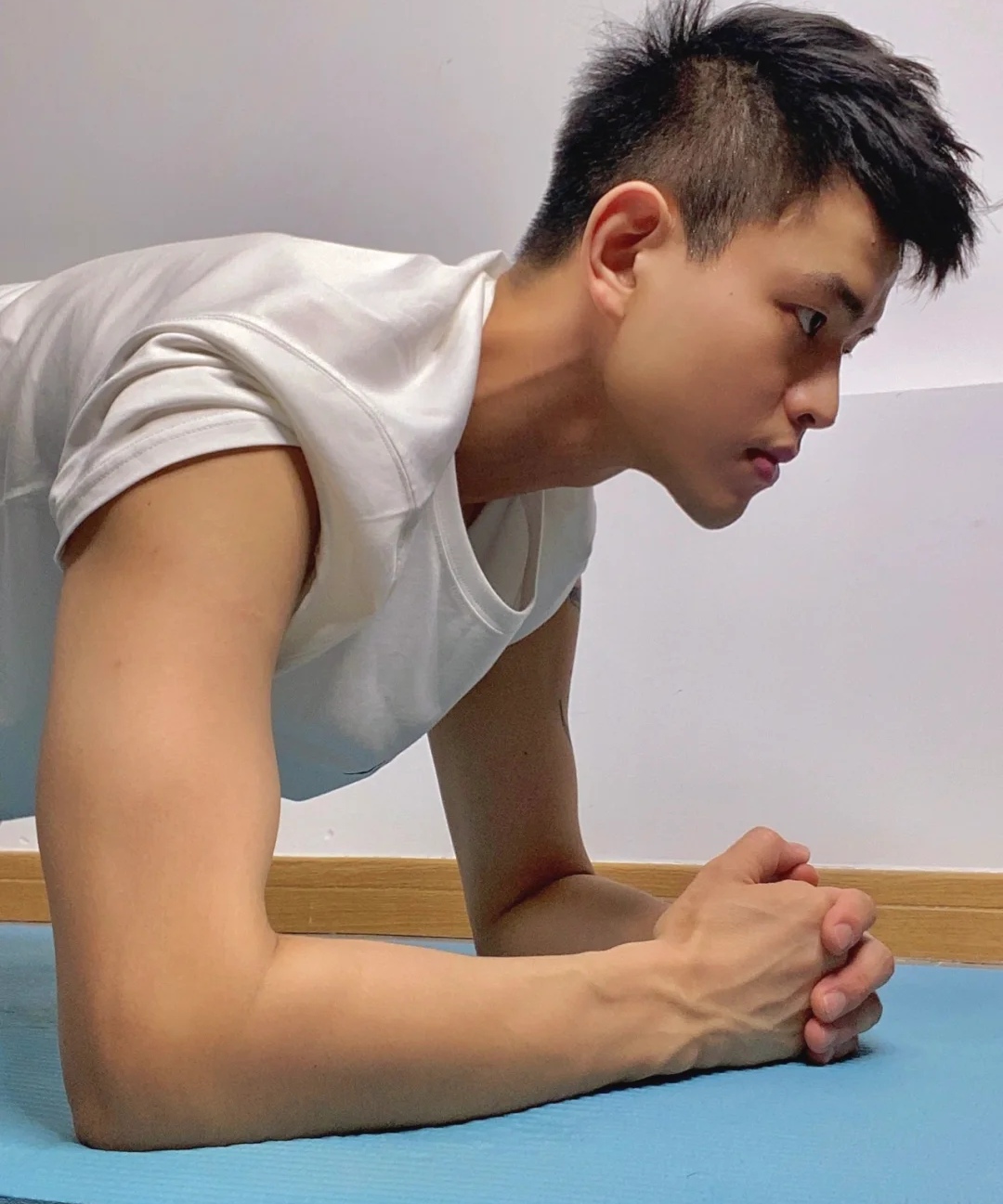 颜值帅帅的运动体育男生,身高183cm,白嫩俊朗的外形男友力爆棚