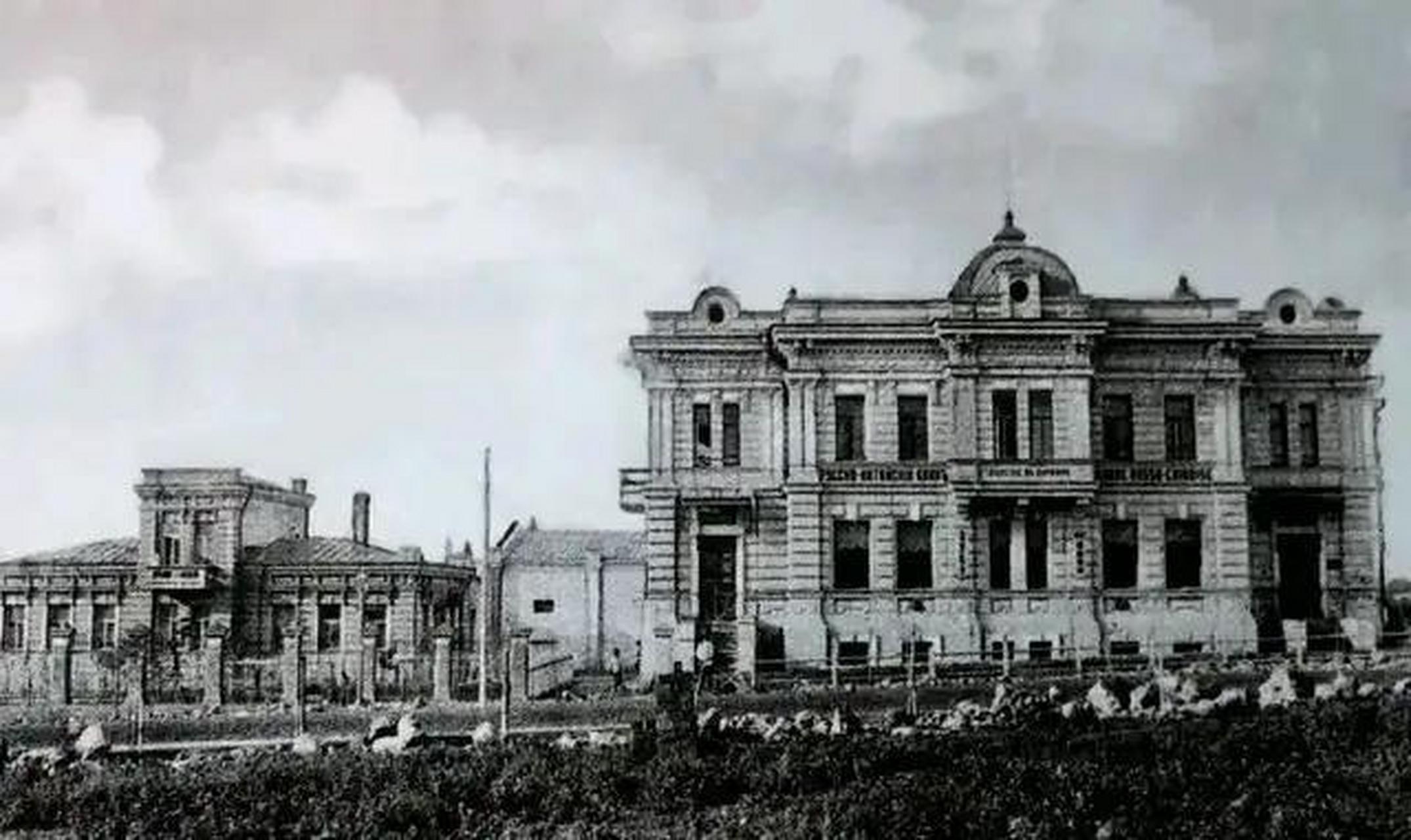 1939年,汉奸张松雨走在哈尔滨街头,心头舒畅,他刚从布庄里面勒索了100