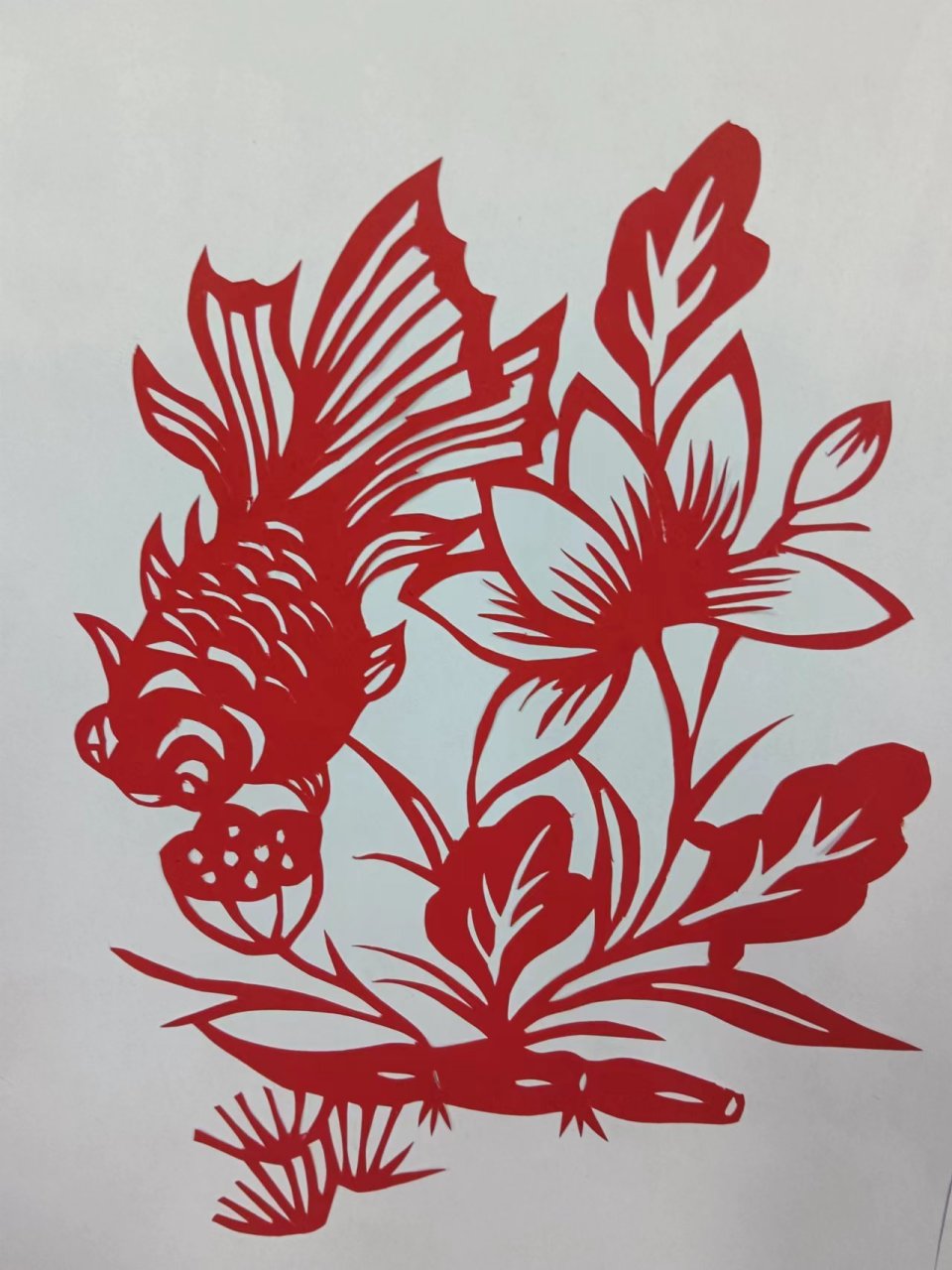 辽宁省西丰县鸿志小学:姜勇琪剪纸《戏莲》