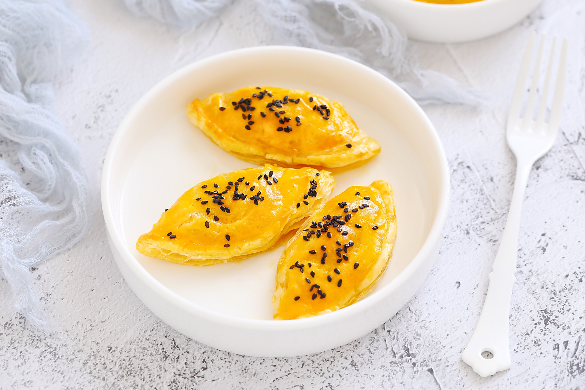 只需四种食材简单几步就能做芒果酥,香甜美味直掉渣,吃上不停嘴