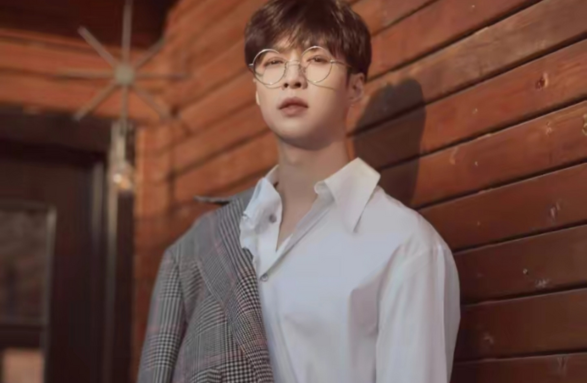 张艺兴被曝是亲妈"傀儡",身边助理都是亲戚,工作室和粉丝闹掰 张艺兴