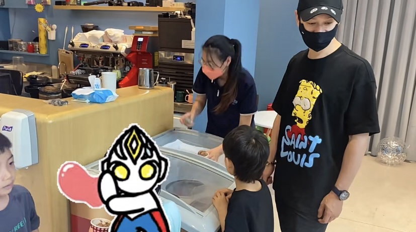 组图：黄晓明亲子餐厅带娃被偶遇网友称赞小海绵“又帅又礼貌”