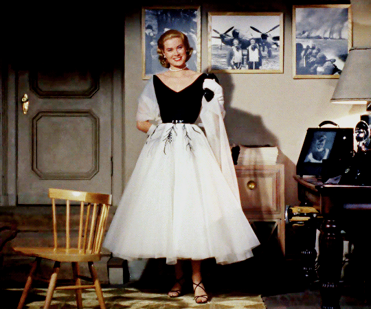 格蕾丝·凯利《后窗》6套造型欣赏:衣服和美人的互相成就